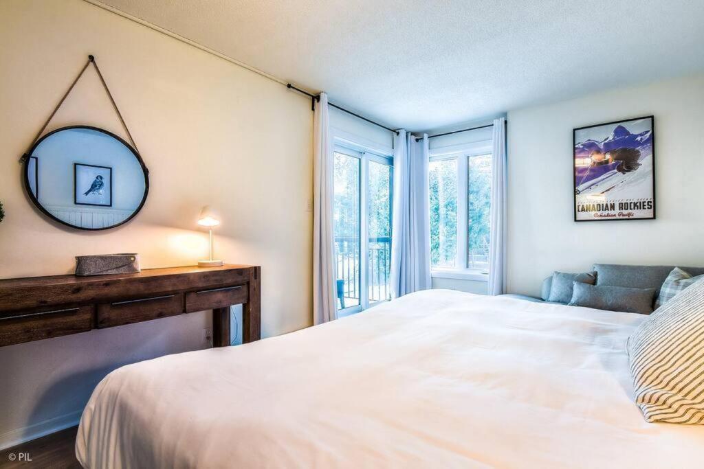 Chic Mt-Tremblant Condo With View On The Lake By Denstays Mont-Tremblant Dış mekan fotoğraf
